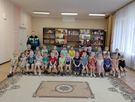 Встреча с инспектором Госавтоинспекции в детском саду "Аленка" Встреча с инспектором Госавтоинспекции в детском саду "Аленка".